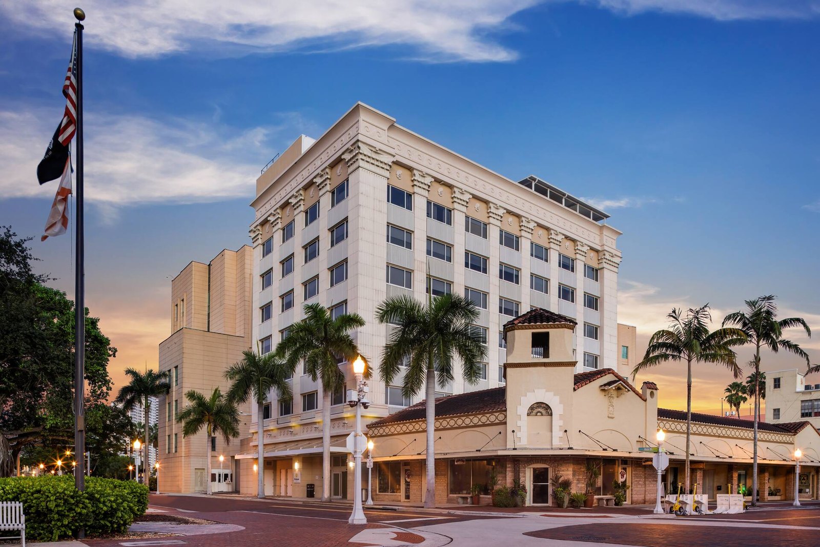THE BANYAN HOTEL FORT MYERS, TAPESTRY COLLECTION BY HILTON